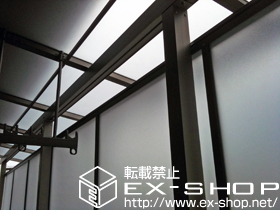 のバルコニー・ベランダ屋根 ライザーテラスII F型 屋根タイプ 連棟 積雪〜20cm対応＋前面パネル 1段＋吊り下げ物干し　標準　2本入 施工例