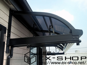 のバルコニー・ベランダ屋根 ライザーテラスII R型 ルーフタイプ 単体 積雪〜20cm対応＋吊り下げ物干し 標準 2本入り 施工例