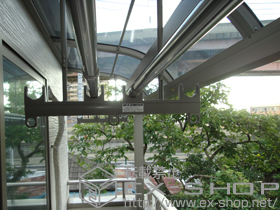 のバルコニー・ベランダ屋根 ライザーテラスII R型 屋根タイプ 単体 積雪〜20cm対応+吊下げ物干し 標準タイプ2本入り 施工例