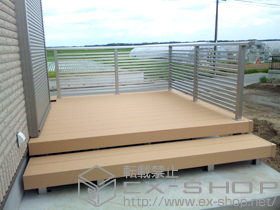 のウッドデッキ リウッドデッキ 200 単体+段床セット 1段 片側面タイプ+シンプルモダンデッキフェンス7型＜半目隠し横格子タイプ＞ 施工例