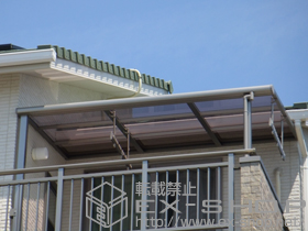 のテラス屋根 ライザーテラスIIF型　積雪〜20ｃｍ対応+吊り下げ物干し ワイド 2本入 施工例