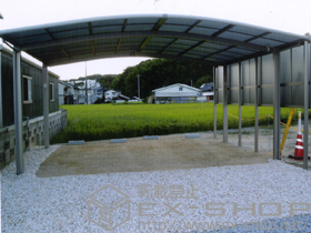 のカーポート カーブポートシグマIII ワイド 積雪〜30ｃｍ対応+カーブポートシグマ? サイドスクリーン 2段 施工例