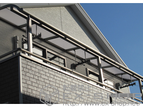 のバルコニー・ベランダ屋根 ライザーテラスII R型 屋根タイプ+吊下げ物干し標準3本 施工例