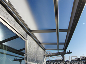 のバルコニー・ベランダ屋根 ヴェクターテラス F型 単体 ルーフタイプ 積雪〜20cm対応+ 壁付け物干し 標準 2本入 施工例