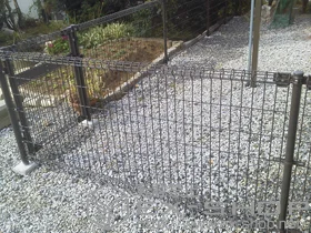 LIXIL リクシル(TOEX)のフェンス・柵・塀 ハイグリッドフェンスN1型 間仕切り柱仕様 施工例