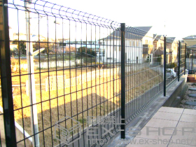 のフェンス・柵 ハイグリッドフェンスUF8型 フリーポールタイプ 施工例