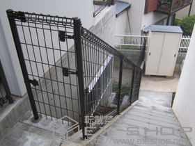 のフェンス・柵 ユメッシュR型フェンス 間仕切り支柱//傾斜用間仕切 施工例