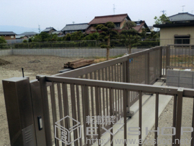 のカーゲート スタックラインA1型 【特注】ステンレス凸型レール仕様 電動式 施工例