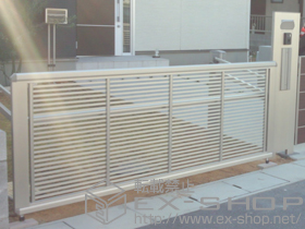 のカーゲート エクスラインアップゲート 1型 手動式
本体（W×H）=（2,580mm×1,000mm） 施工例