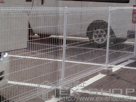 のフェンス・柵 イーネットフェンス1M型 間仕切り柱タイプ+イーネットフェンス1M型 間仕切り柱タイプ 施工例