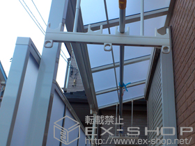 のテラス屋根 ライザーテラスII F型 テラスタイプ 単体 積雪〜20cm対応+ 前面スクリーン1段+吊り下げ物干し 標準 2本入り 施工例