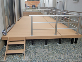 のウッドデッキ リウッドデッキ 200 連棟 +リウッドデッキ 200 シンプルモダンデッキフェンス2型+リウッドデッキ 200 リウッドステップ5型 Sタイプ2段用 施工例