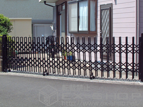 のカーゲート トリップゲート 傾斜地専用型 ノンレール キャスタータイプ　片開き 施工例