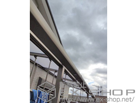 のバルコニー・ベランダ屋根 ライザーテラスII R型 屋根タイプ 連棟 積雪〜20cm対応+吊り下げ物干し 標準 2本入 施工例