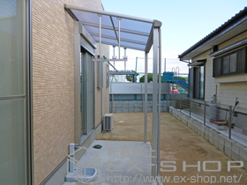 のテラス屋根 ヴェクターテラス F型 テラスタイプ 単体 積雪〜20?対応+吊り下げ式物干し 標準 2本入り
色：プラチナステン 施工例