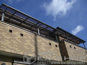 のバルコニー・ベランダ屋根 ライザーテラスII F型 屋根タイプ 連棟 積雪〜20cm対応+吊り下げ式物干し　桟 施工例