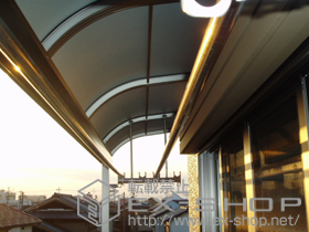 のバルコニー・ベランダ屋根 ライザーテラスII R型 屋根タイプ 単体 積雪〜20cm対応+吊り下げ物干し　標準2本入 施工例