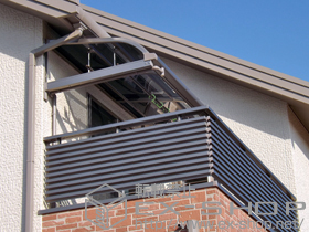 のバルコニー・ベランダ屋根 ライザーテラスII R型 ルーフタイプ 単体 積雪〜20cm対応+吊り下げ式物干し 標準　2本入り 施工例