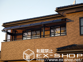 のバルコニー・ベランダ屋根 ライザーテラスII R型 屋根タイプ 連棟 積雪〜20cm対応＋吊り下げ物干し ショート 標準 2本入＋ライザーテラスII 側面スクリーン1段＋ライザーテラスII 側面ランマパネル（R型） 施工例