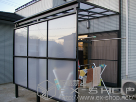 のテラス屋根 ライザーテラスII F型 テラスタイプ 単体 積雪〜20cm対応+ライザーテラスII 前面スクリーン2段+吊り下げ式物干し ワイド 2本入り+吊り下げ式物干し ワイド 2本入り 施工例