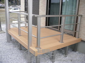 のウッドデッキ リウッドデッキ200＋シンプルモダンデッキフェンス2型<横格子2本タイプ> 施工例