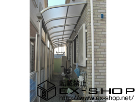 のテラス屋根 プレシオステラス R型 テラスタイプ 連棟＋前面パネルセット　物干し＋吊り下げ物干し　標準　2本入 施工例