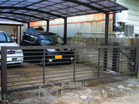 のカーゲート スウィングアップゲートワイド 横格子型 電動式 施工例