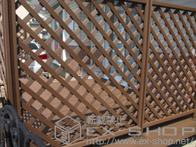 のウッドデッキ リコステージ?縦貼り+ウッドパーテーション（テラス密目） 施工例