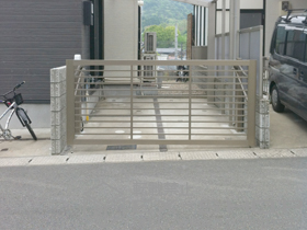 のカーゲート スウィングアップゲート 横格子型 電動式 施工例