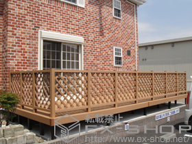 のウッドデッキ リウッドデッキ 200 連棟 +リウッドデッキフェンス 2型＜ラチス格子＞ 施工例