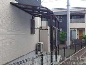 のテラス屋根 プレシオステラス R型 テラスタイプ 単体 積雪〜20cm対応+前面パネル+屋根ふき材補強部品+吊り下げ物干し ロング 2本入 施工例