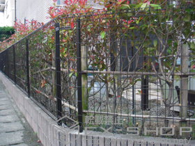 のフェンス・柵 イーネットフェンス1F型 自由柱タイプ 施工例