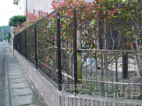 のフェンス・柵 イーネットフェンス1F型 自由柱タイプ 施工例