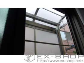 のテラス屋根 ライザーテラスII R型 テラスタイプ 単体 積雪〜20cm対応+前面スクリーン 1段用仕様+側面スクリーン 2段仕様+側面ランマパネル R型用+物干し 施工例