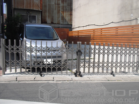 のカーゲート トリップゲート 傾斜地専用型 ノンレール 両開き 52W 施工例