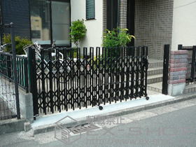 のカーゲート トリップゲート ペットガード型 ノンレール 片開き 33Ｓ 施工例