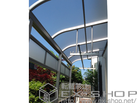 のテラス屋根 ヴェクターテラス R型 テラスタイプ 単体 積雪〜20cm対応+吊下げ式物干し ロング 2本入+前面パネル 1段仕様 施工例