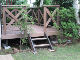 のウッドデッキ リコステージII +デッキフェンス（クロスパネルT10・8スパン）+ステップセット2段用 施工例