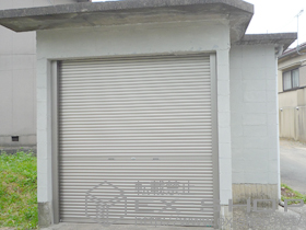 のガレージシャッター ガレージシャッタークワトロ 手動式 内部付タイプ+入隅付柱 施工例
