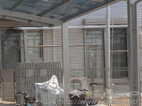 のテラス屋根 エックスルーフ 独立前上がり テラスタイプ 連棟 積雪〜20cm対応+吊下げ物干し 標準 2本入 施工例