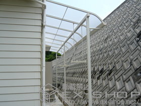 のテラス屋根 ライザーテラスII R型 テラスタイプ 連棟 積雪〜20cm対応+吊り下げ物干し ロング 標準 2本入 施工例