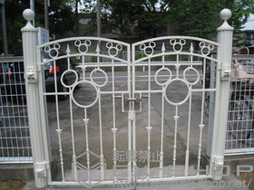 の門扉 ディズニー門扉 ミッキーA型 両開き 丸門柱式+ギボシ×2 施工例