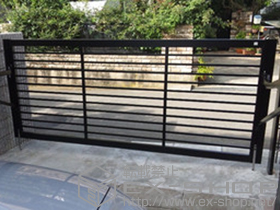 のカーゲート スウィングアップゲート 横格子型 手動式 施工例