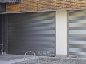 のガレージシャッター ガレージシャッタークワトロ 電動タイプ 外部付 単窓 ≪外観左側≫ 施工例