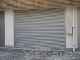 のガレージシャッター ガレージシャッタークワトロ 電動タイプ 外部付 単窓 ≪外観中央≫ 施工例