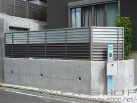 のフェンス・柵 サニーブリーズフェンスM型・S型 間仕切りタイプ＜採光パネル部分取付仕様＞ 施工例