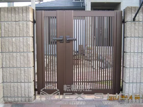 YKKAPの門扉 エクスライン門扉2型 両開き親子 門柱仕様 施工例