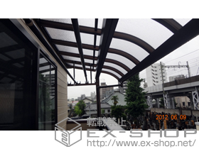 のバルコニー・ベランダ屋根 ヴェクターテラス R型 屋根タイプ 単体 積雪〜50cm対応＋吊り下げ式物干し 標準 2本入 施工例