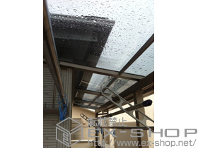 のバルコニー・ベランダ屋根 ライザーテラスII F型 屋根タイプ 連棟用 積雪〜20cm対応+吊り下げ物干し 標準 2本入 施工例