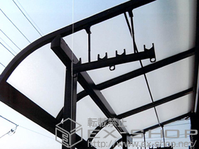 のバルコニー・ベランダ屋根 ライザーテラスII R型 屋根タイプ 単体 積雪〜20cm対応＋吊下げ物干し 標準 2本入＋壁付け物干し 標準 2本入 施工例